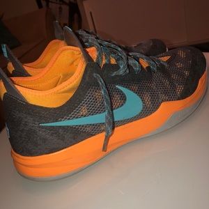 NIKE BASKETBALL SNEAKERS